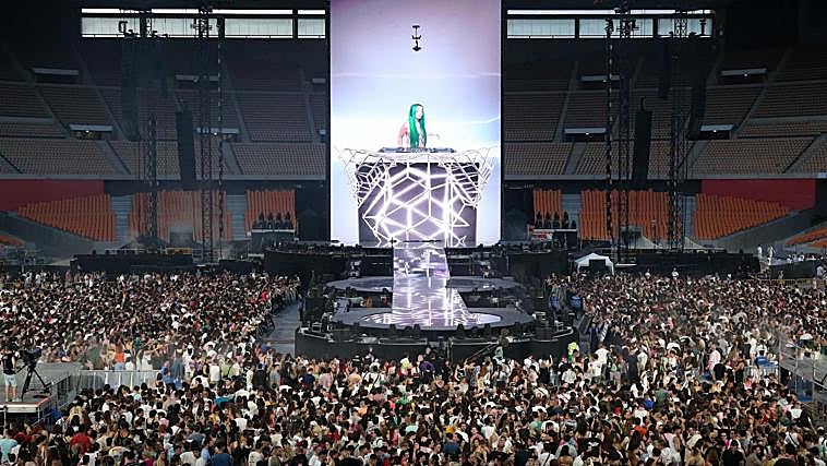 Espectacular puesta en escena de Lola Índigo