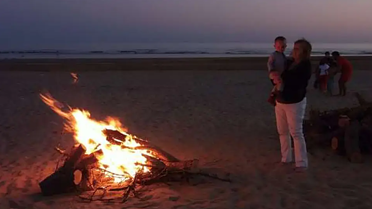 Hoguera en una playa de Punta Umbría por la noche de San Juan