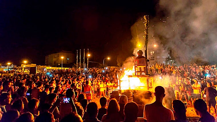 Hogueras de San Juan en la playa Isla de la Gaviota, en Isla Cristina