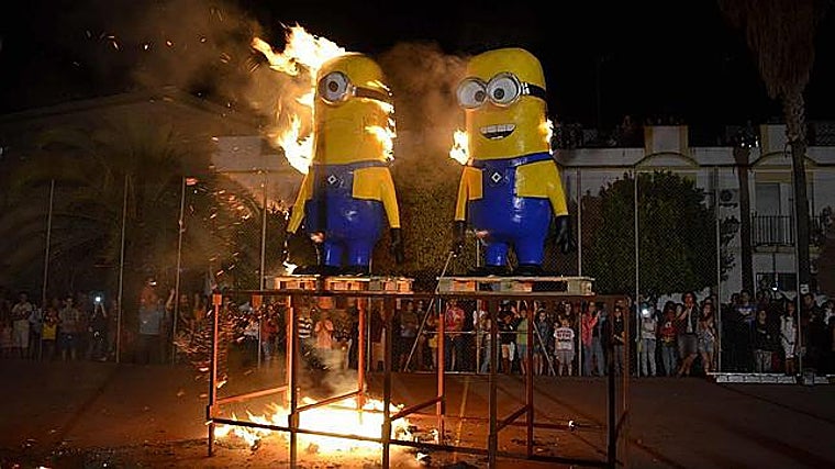 Quema de muñecos por la noche de San Juan en Utrera