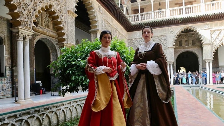 Dos actrices de las visitas nocturnas teatralizadas al Alcázar de este año