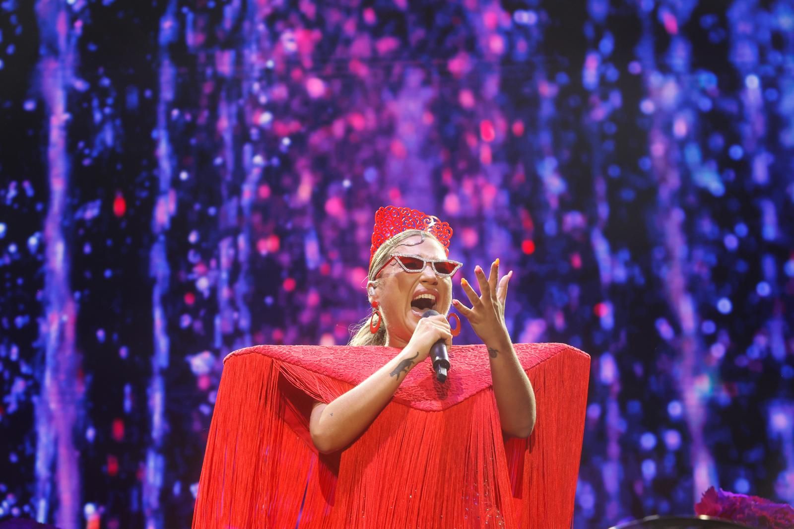 Laura Gallego en plena actuación en la Plaza de España