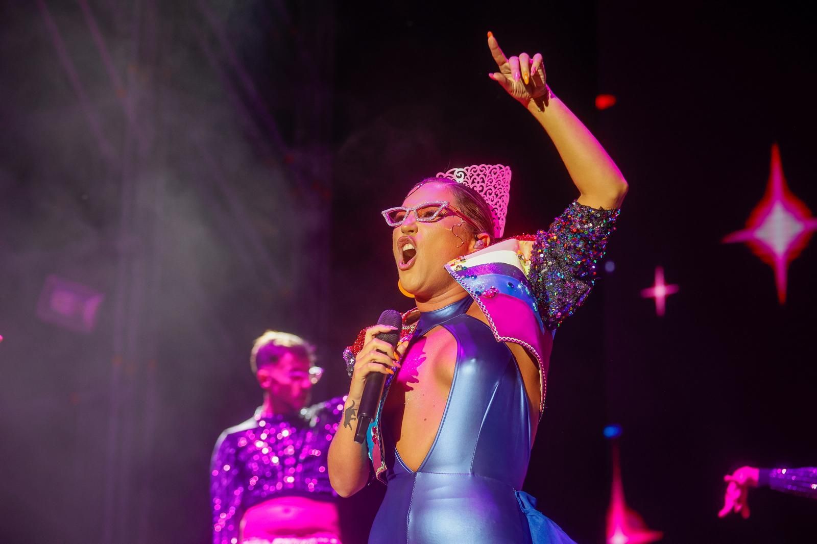 Laura Gallego en plena actuación en la Plaza de España