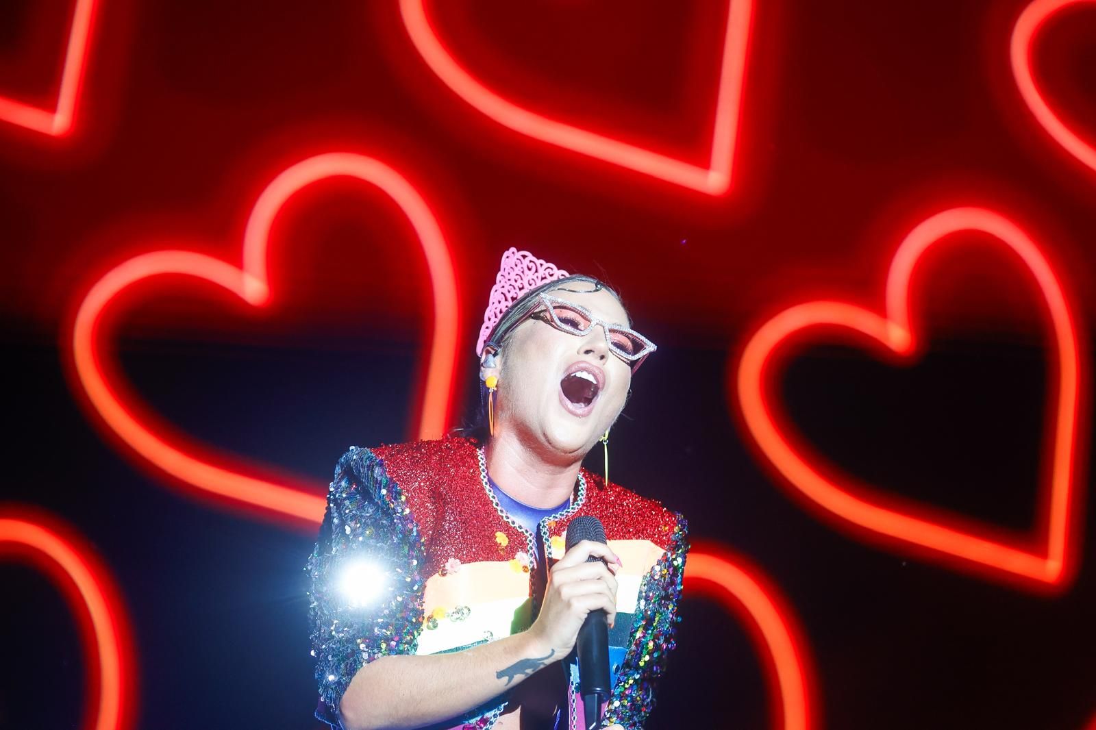 Laura Gallego en plena actuación en la Plaza de España