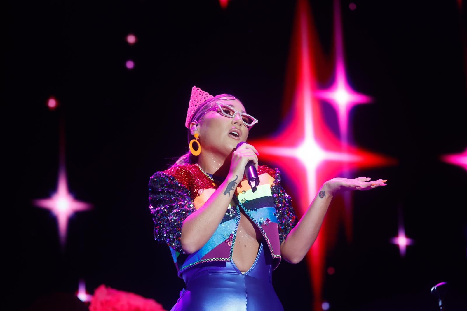 Laura Gallego en plena actuación en la Plaza de España