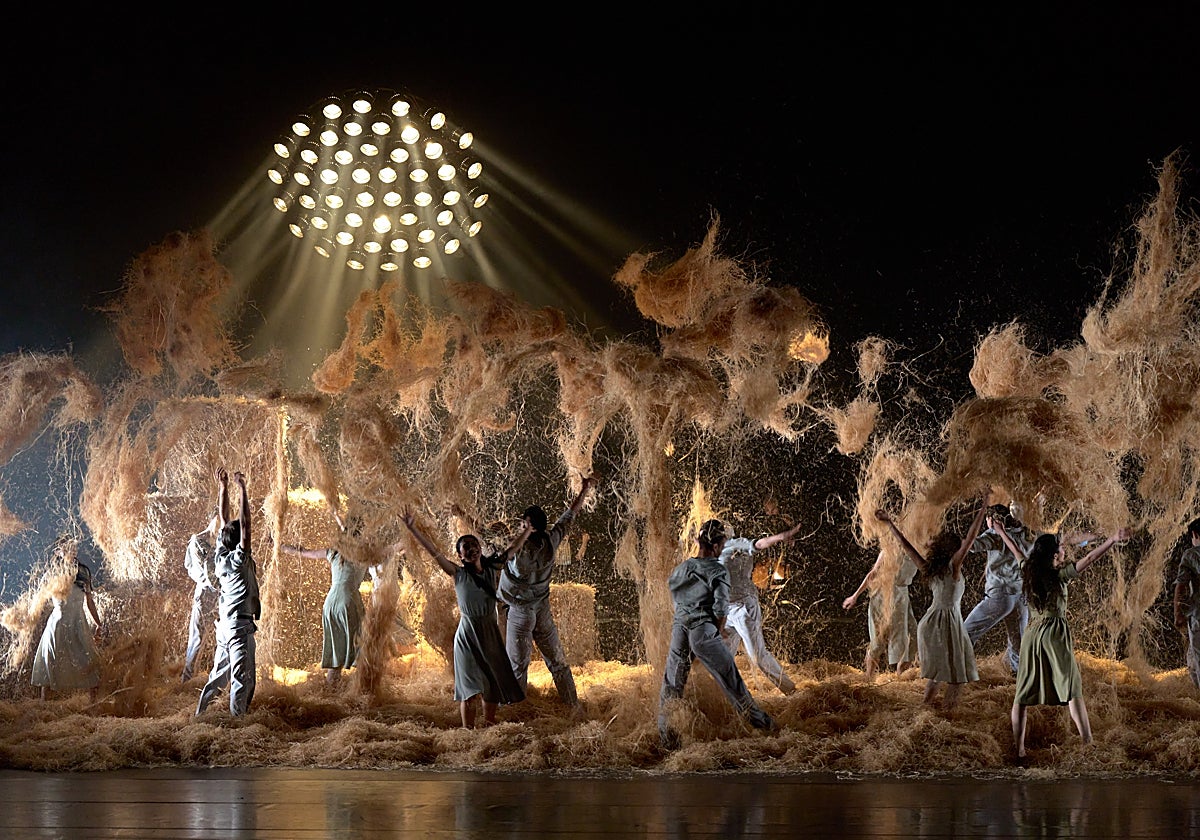 Una de las impactantes imágenes de 'Sueño de una noche de verano' del Ballet Dormund en el Maestranza