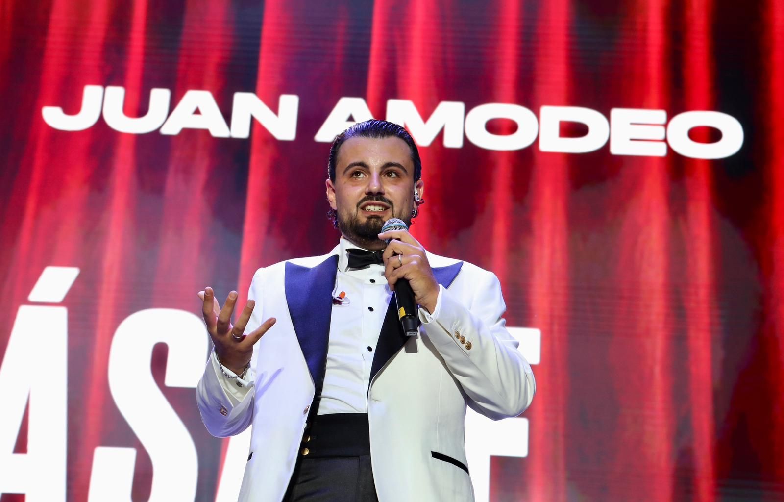 Juan Amodeo en plena actuación este martes en la Plaza de España