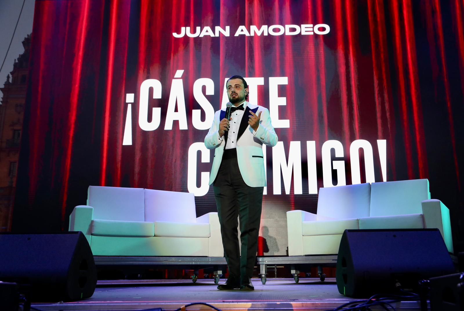 Juan Amodeo en plena actuación este martes en la Plaza de España