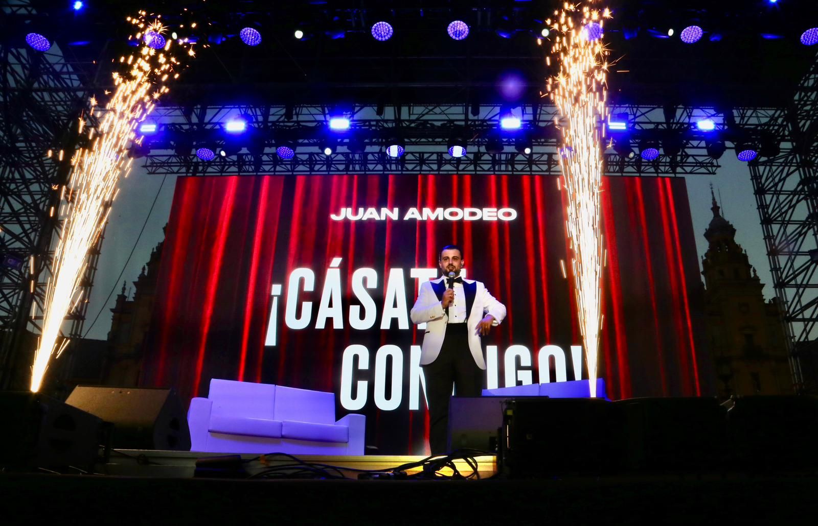Juan Amodeo en plena actuación este martes en la Plaza de España