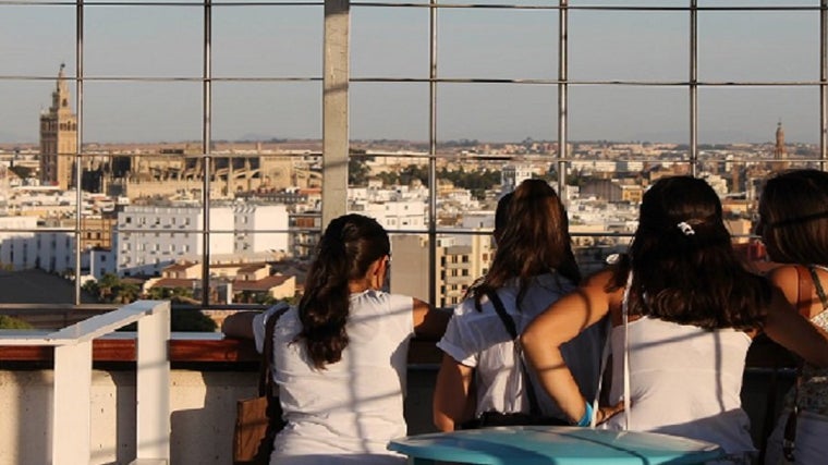 Pequeños y mayores pueden contemplar una bonita perspectiva de la ciudad de Sevilla desde el mirador del pabellón de La Navegación