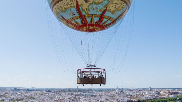 Los largos y estables días del mes de julio son perfectos para disfrutar de esta actividad desde la que se contempla Sevilla desde las alturas