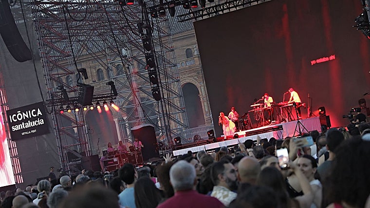 Icónica Sevilla Fest 2025. Concierto de Emilia en la Plaza de España.