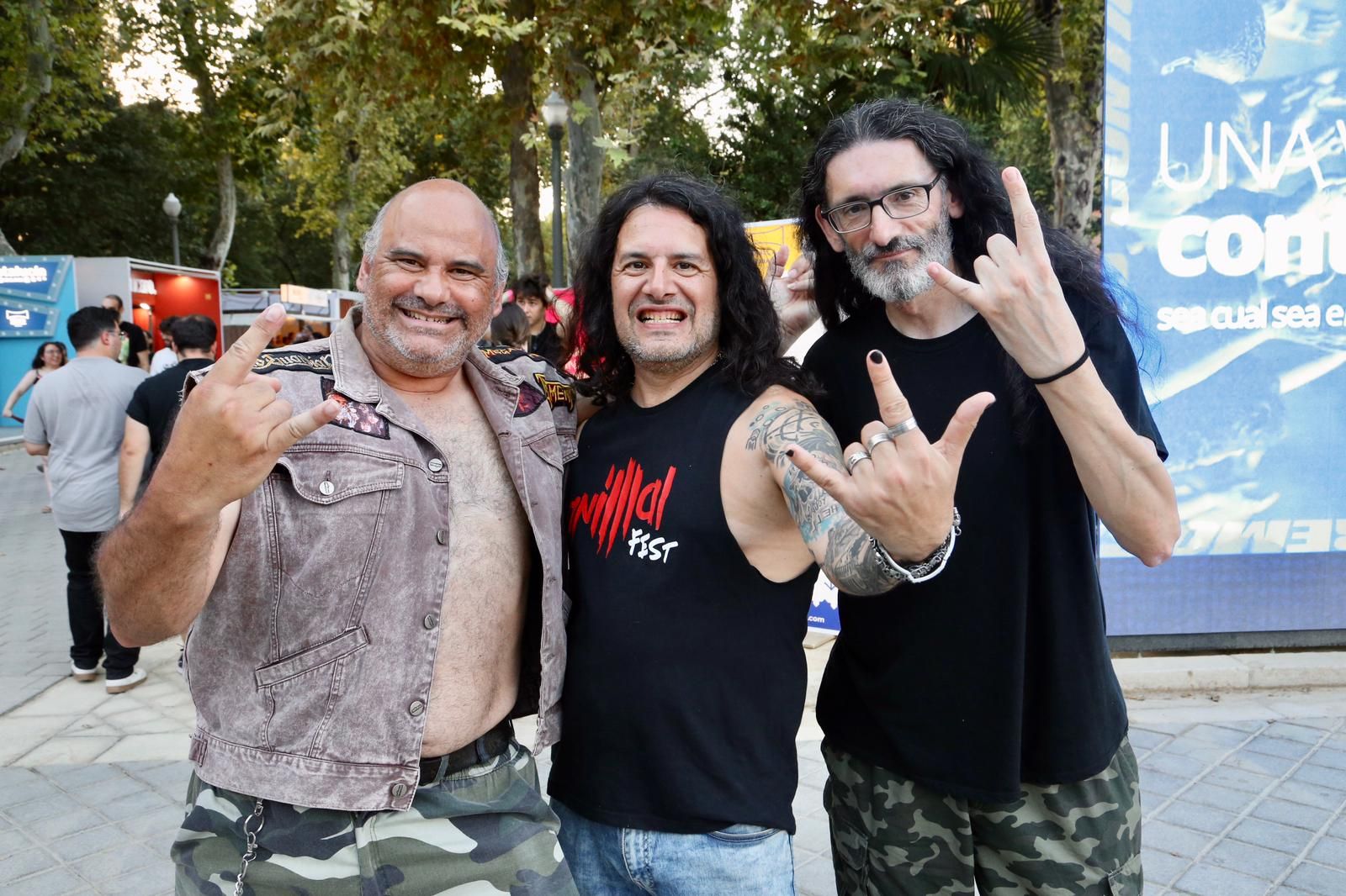 Ambiente en la Plaza de España para ver a Angelus Apátrida y Megadeth