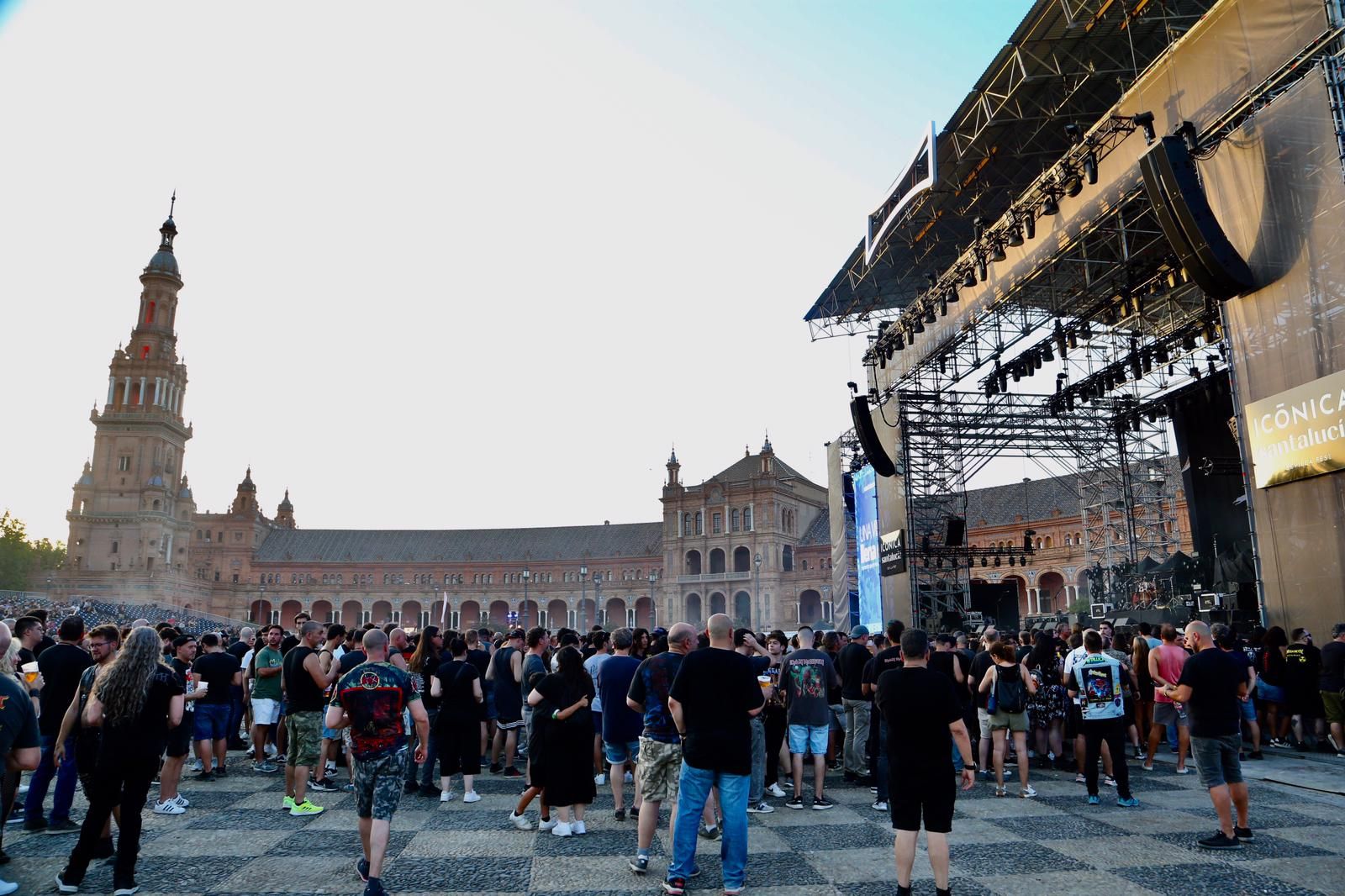 Ambiente en la Plaza de España para ver a Angelus Apátrida y Megadeth