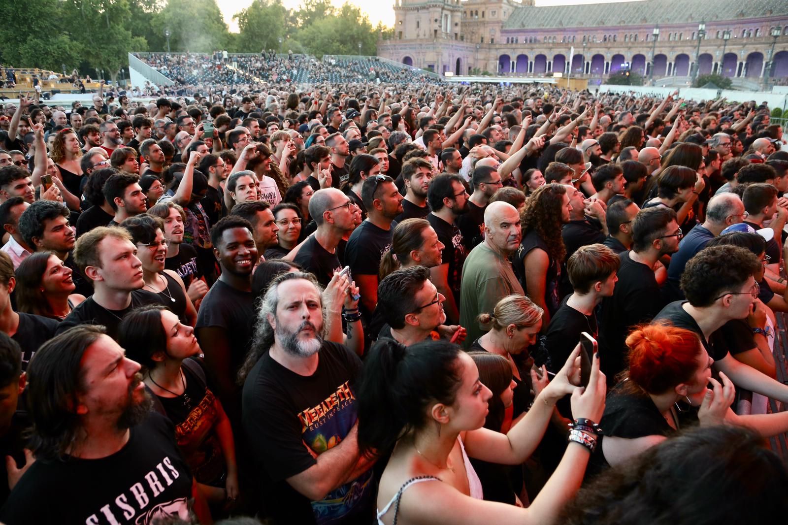 Ambiente en la Plaza de España para ver a Angelus Apátrida y Megadeth