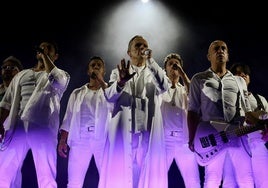 Un instante del concierto de Miguel Bosé en Sevilla