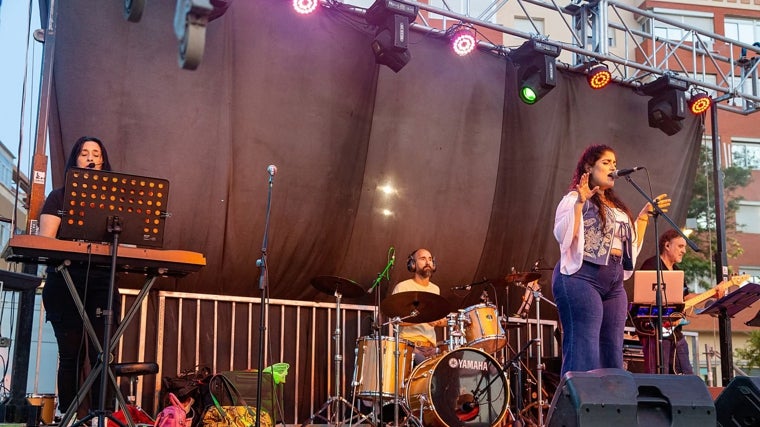 El grupo 'Barco a Venus', tributo a Mecano, actúa en este festival que llega a la localidad sevillana de Guillena