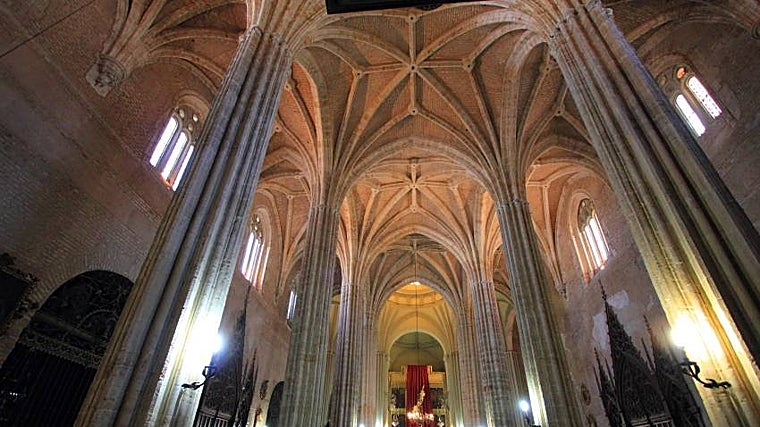 Interior de la iglesia de Santiago de Utrera, uno de los templos más imponentes de la provincia de Sevilla