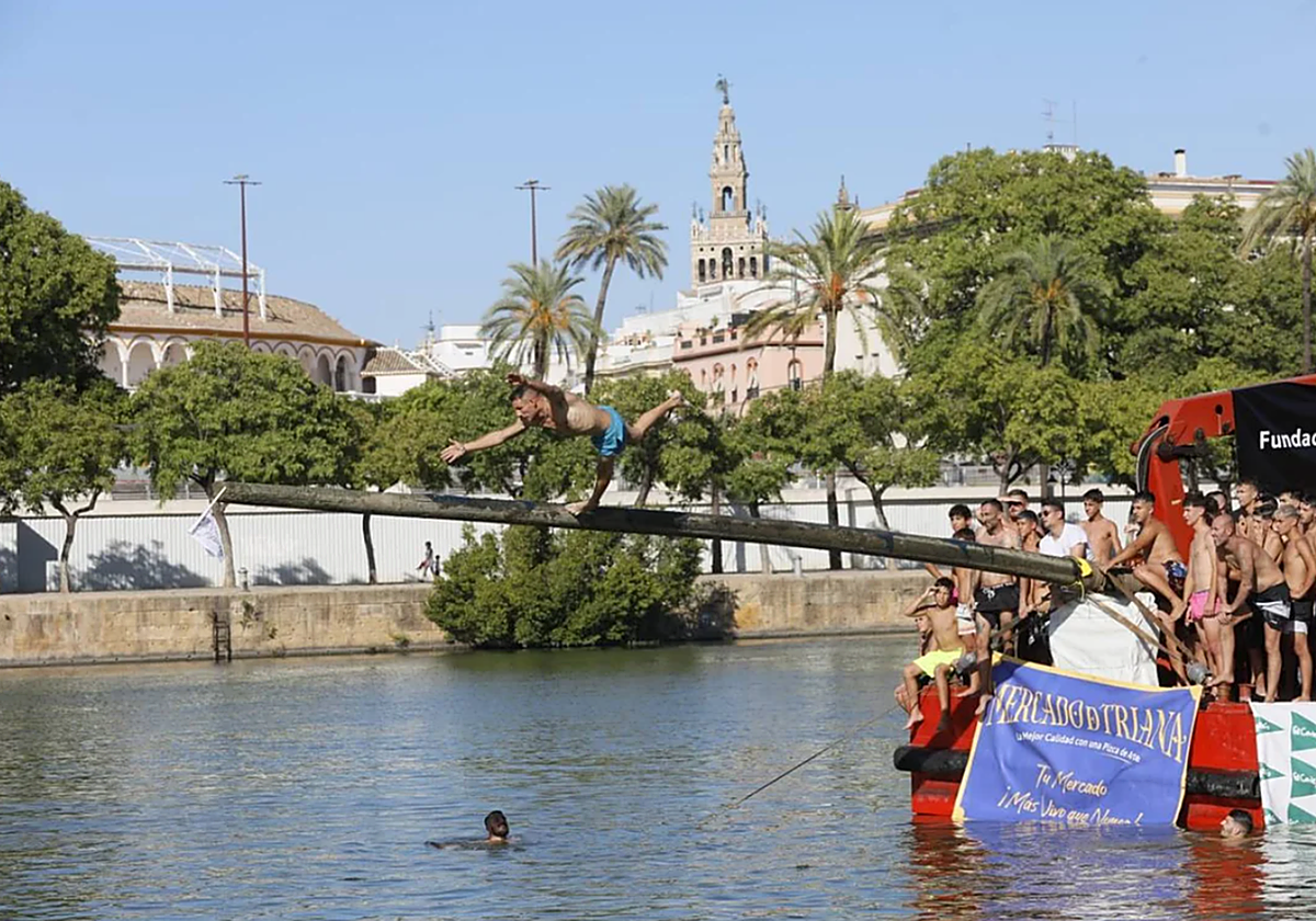 Imagen de la cucaña de la Velá de Santa Ana del pasado año 2024