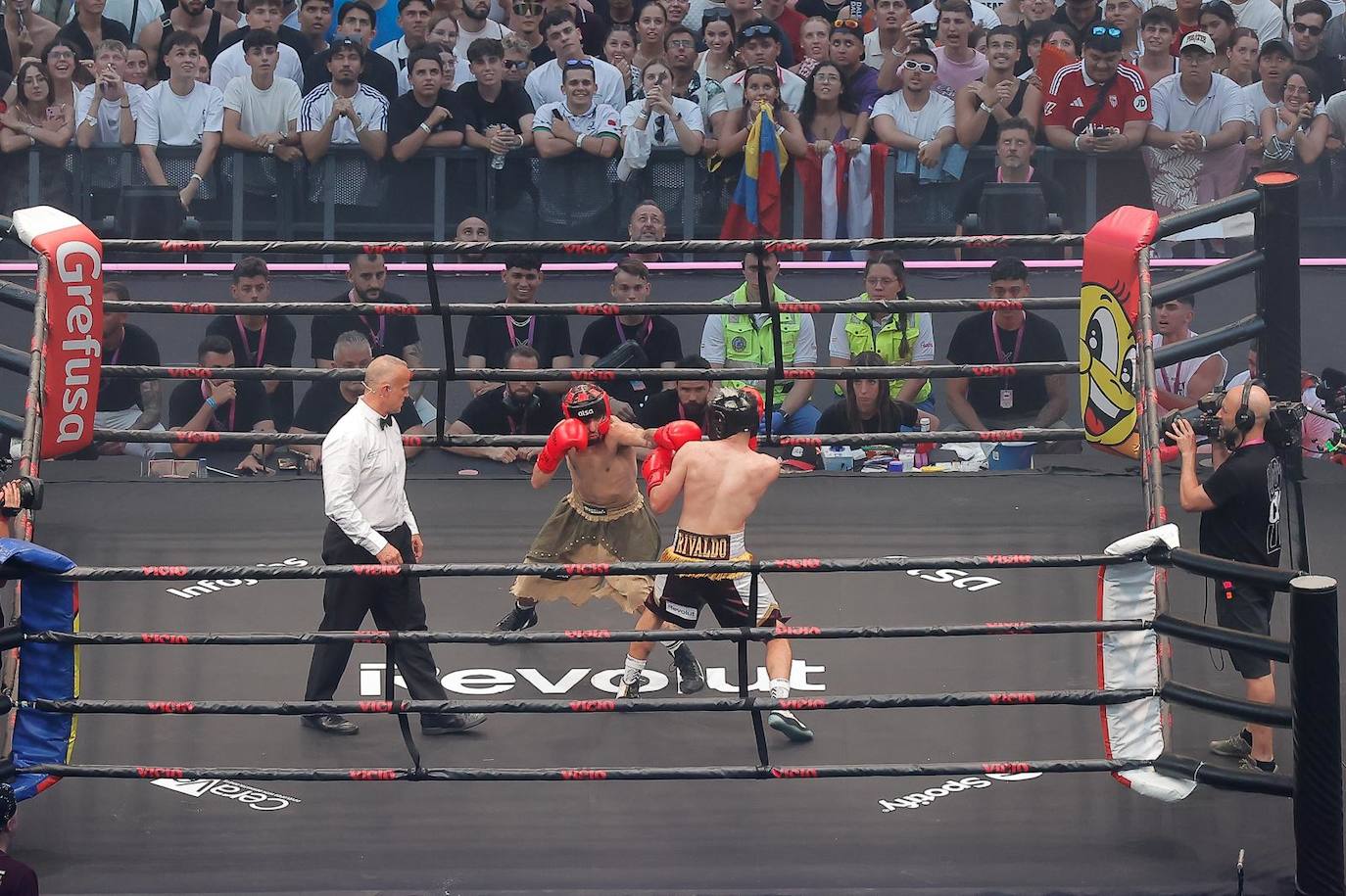 Pereira7, y el influencer y creador de contenido, Rivaldios en el primer combate de 'La Velada del Año 5' en el Estadio de la Cartuja