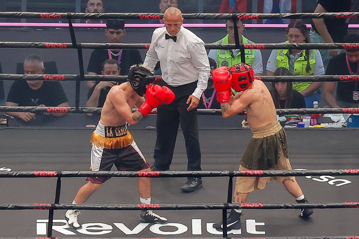 Pereira7, y el influencer y creador de contenido, Rivaldios en el primer combate de 'La Velada del Año 5' en el Estadio de la Cartuja