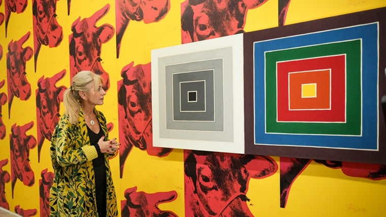 La consejera Patricia del Pozo en su visita a esta exposición que encuentra en las instalaciones del CAAC