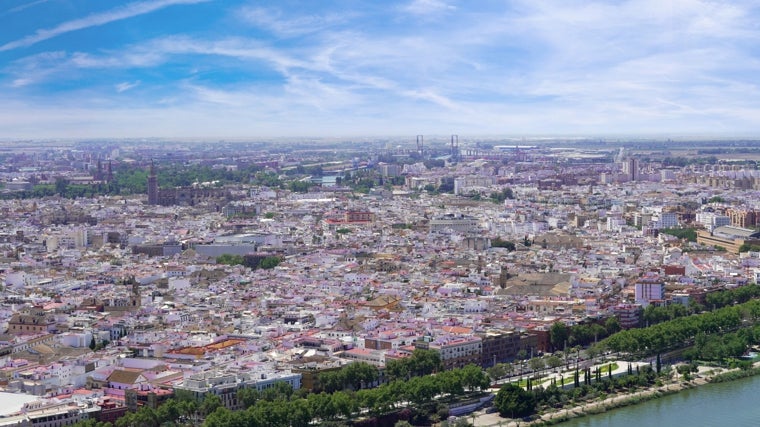 Desde la Nao Vigía de la Isla de la Cartuja es posible contemplar una espectacular panorámica de la ciudad de Sevilla desde las alturas