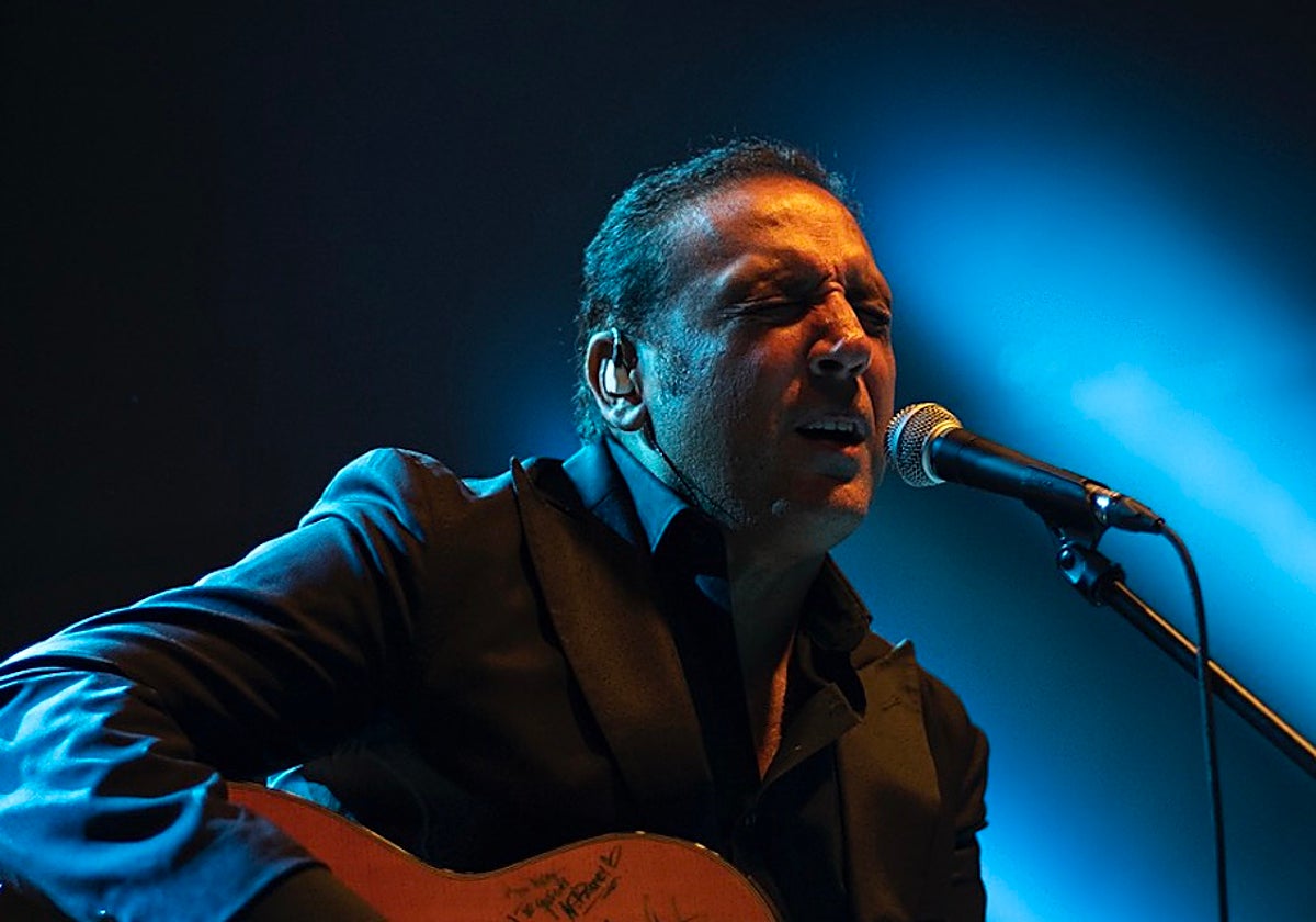 Enrique Heredia 'Negri' cantando junto a su guitarra