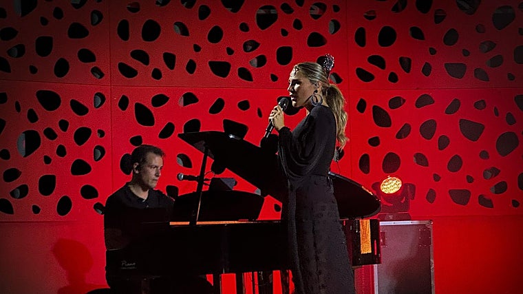 Los Baños Árabes de la localidad de Palomares del Río acogen la actuación de la artista Laura Gallego