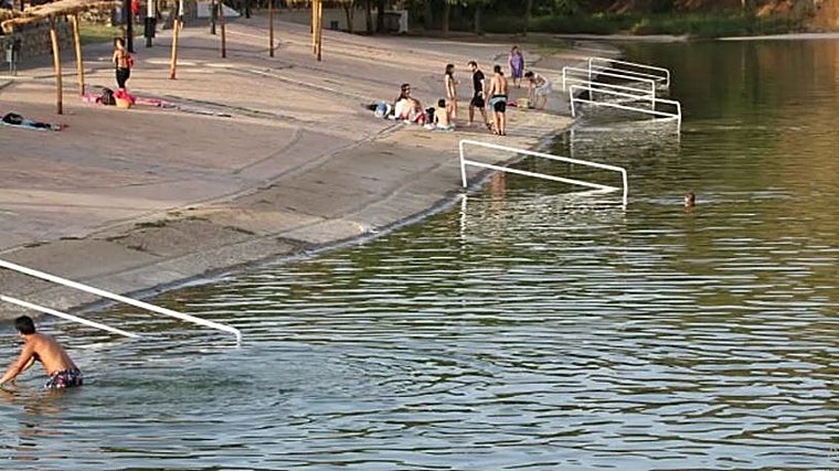 La playa de San Nicolás del Puerto es de entrada gratuita, tiene vigilancia y varios chiringuitos