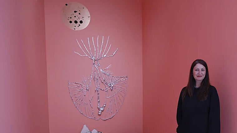 Regina de Miguel junto a una de sus obras