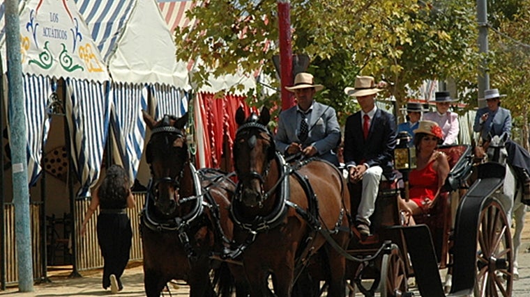 Paseo de caballos en el Real de la Feria de Los Palacios y Villafranca