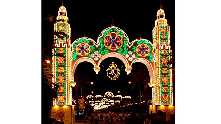 Portada iluminada de la Feria de Morón de la Frontera