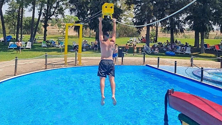 Atracción con tirolina en Guadalpark