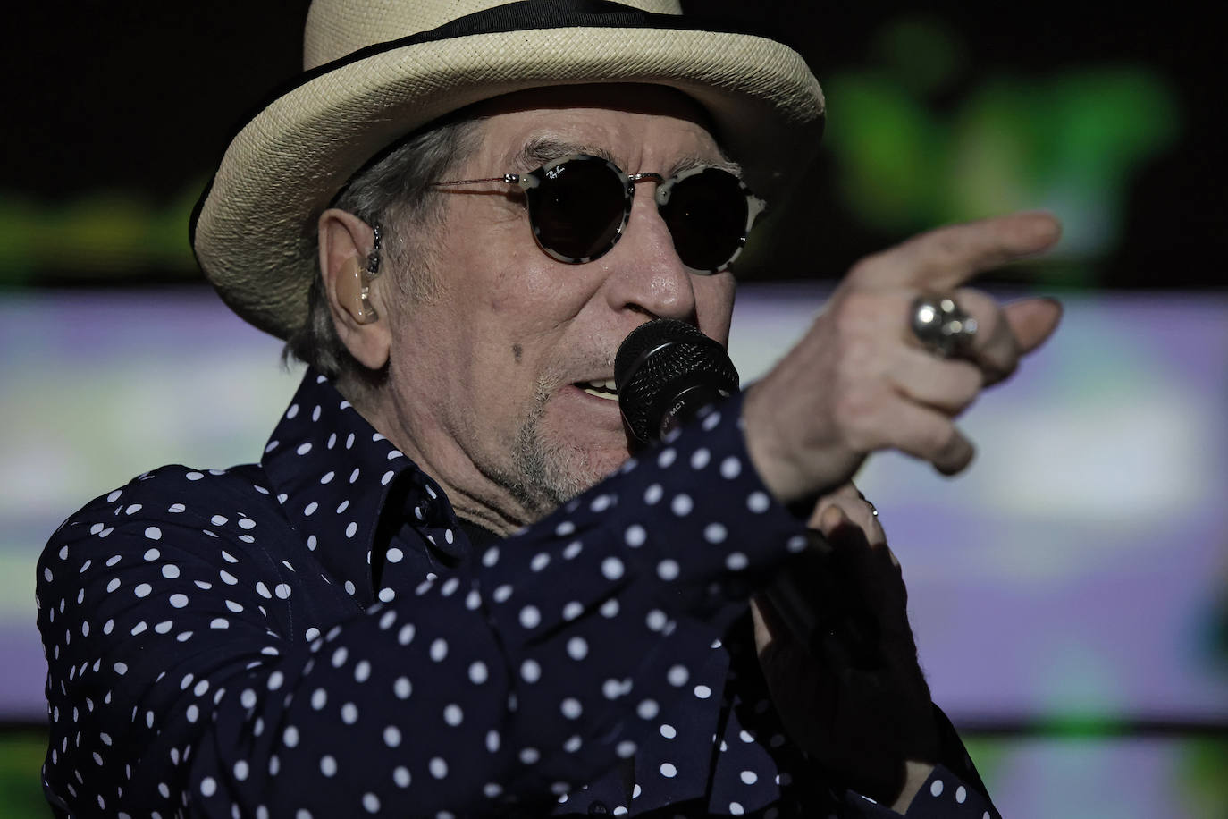 Joaquín Sabina recibió durante todo el concierto el cariño del público de la Maestranza