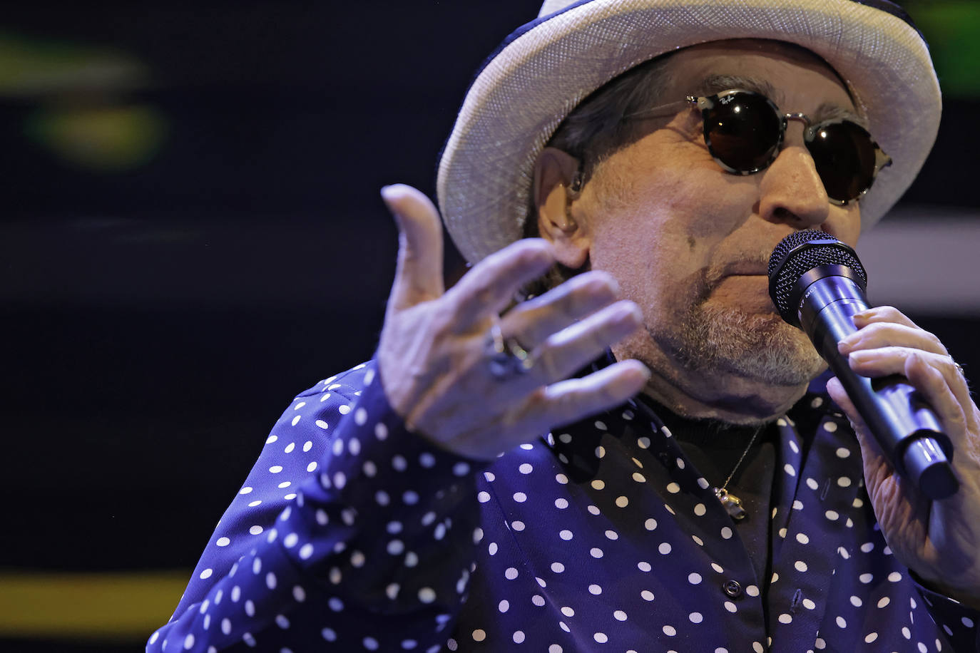 Joaquín Sabina recibió durante todo el concierto el cariño del público de la Maestranza