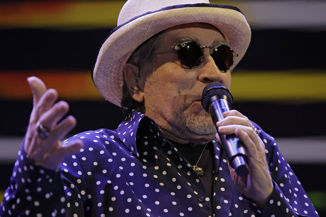 Joaquín Sabina recibió durante todo el concierto el cariño del público de la Maestranza