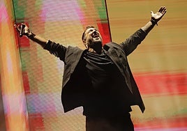 Antonio Orozco sopla las velas en Sevilla para celebrar sus 25 años de carrera