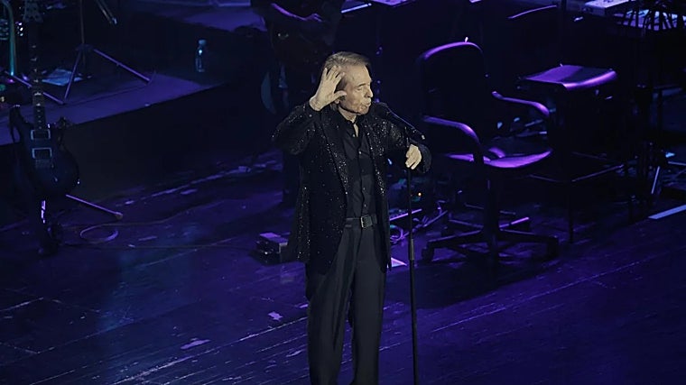 Raphael durante su último concierto que ofreció en Sevilla, que fue en Fibes en diciembre de 2024