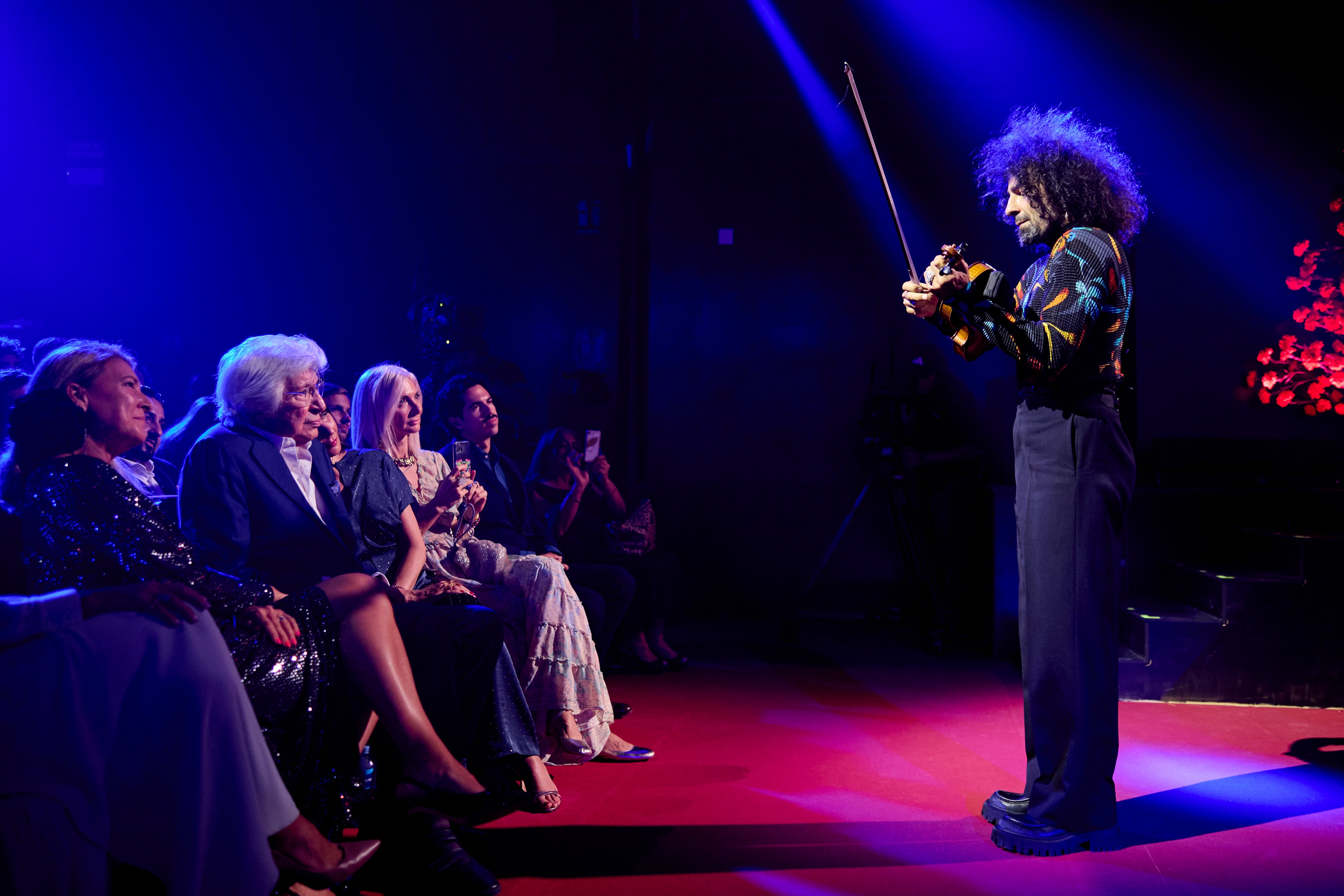 El violinista Ara Malikian delante de Manuel Alejandro