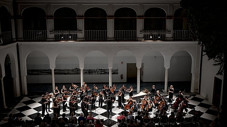 Las dos orquestas en el patio del CICUS