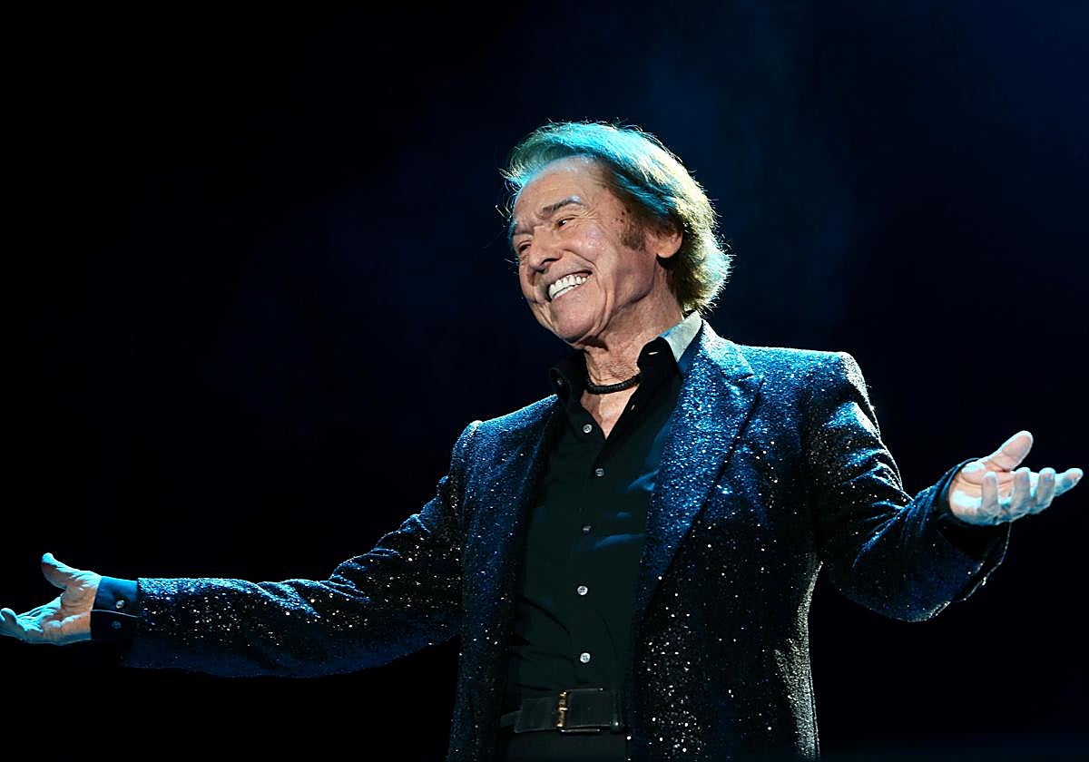 Raphael, irreductible, en su concierto de las Noches de la Maestranza