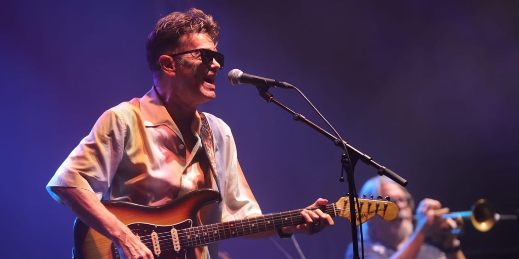 Santiago Auserón viaja a los sones de los 80 en Sevilla