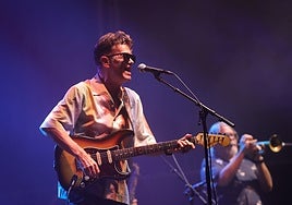 Santiago Auserón viaja a los sones de los 80 en Sevilla