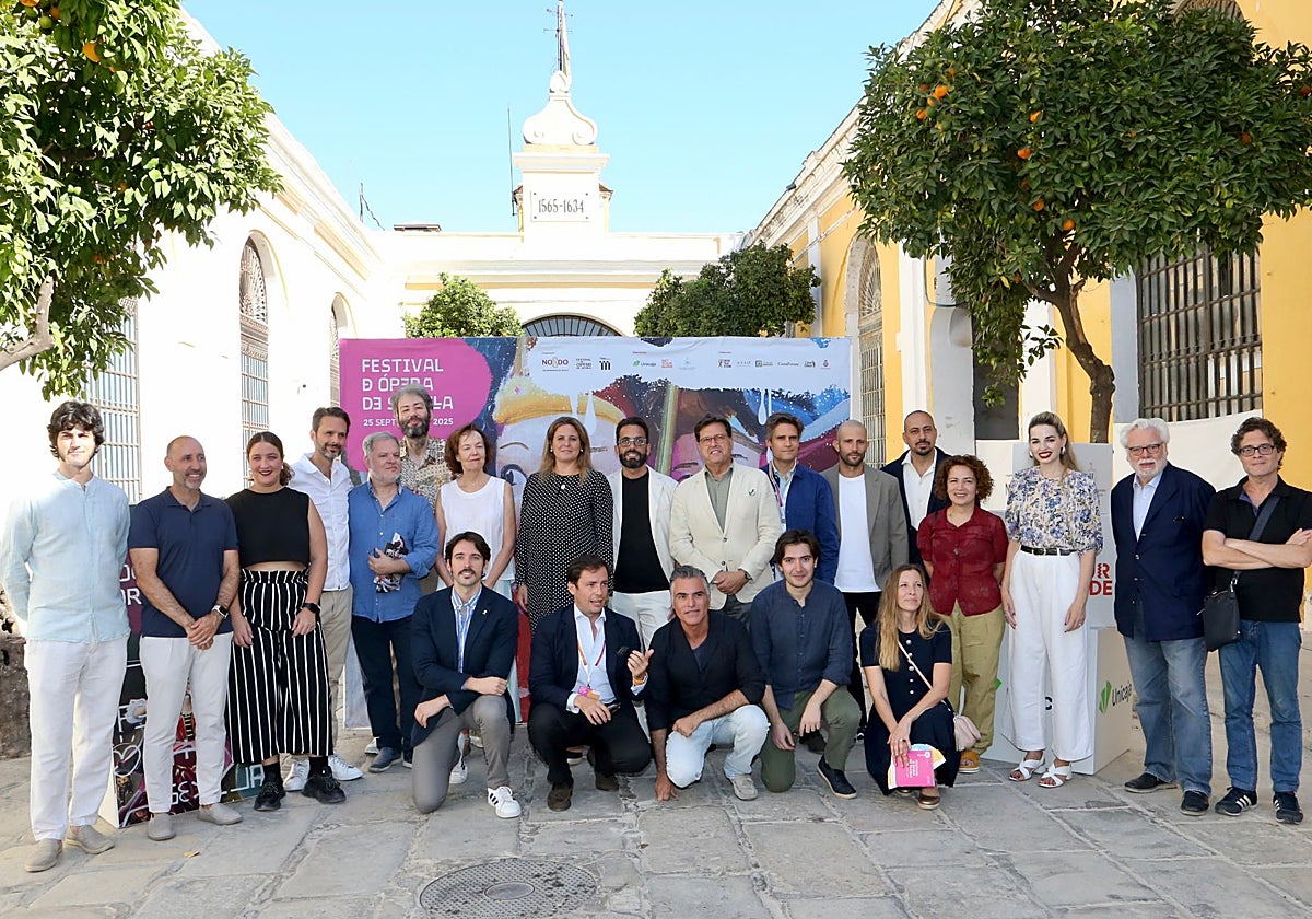 La delegada de Cultura, Angie Moreno; el director del festival, Curro Soriano, y el gerente de Turismo, Antonio Castaño, en el centro, junto a los elencos de las dos óperas que inauguran el Festival de Ópera de Sevilla
