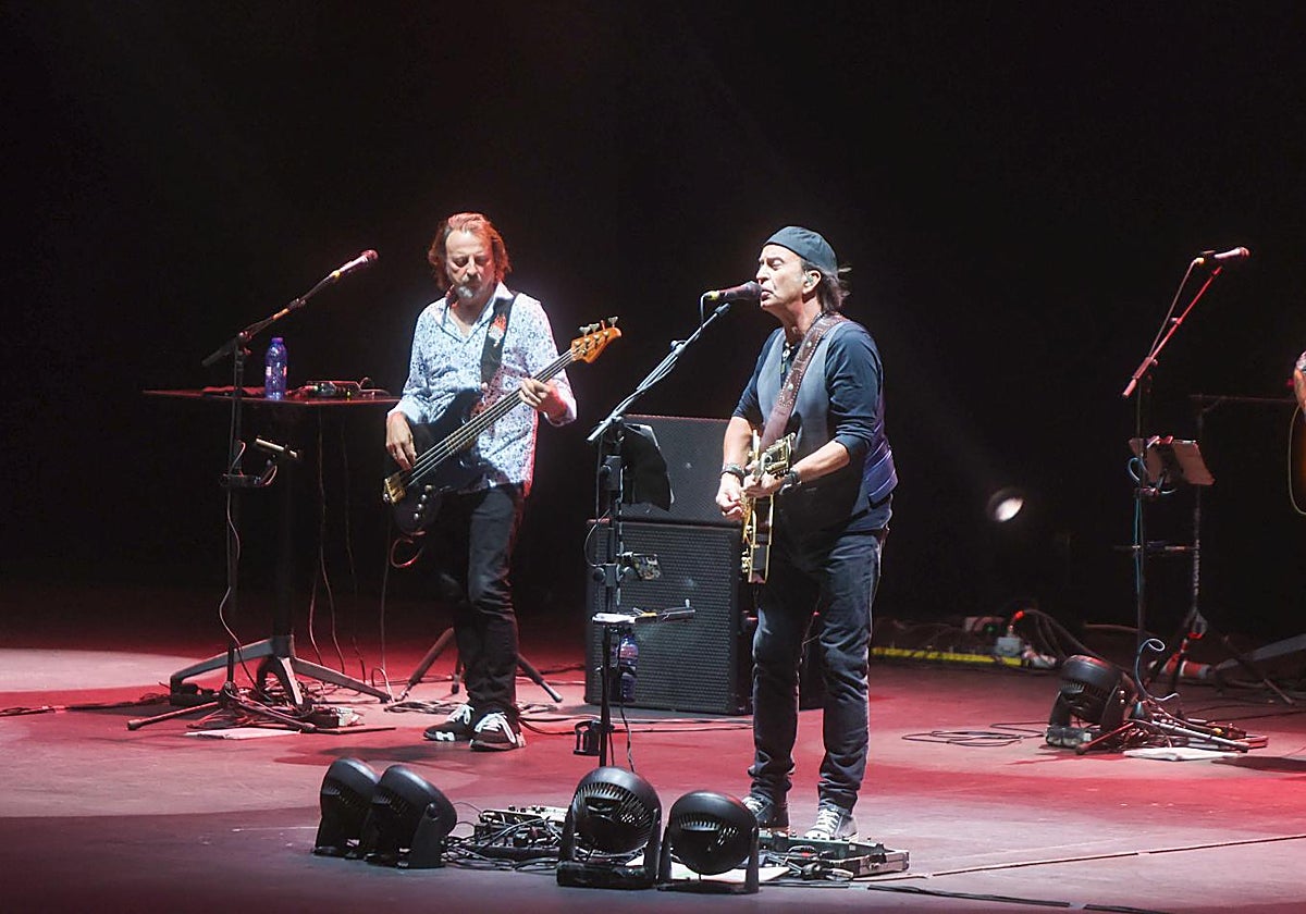 Los Secretos durante su concierto en el Cartuja Center