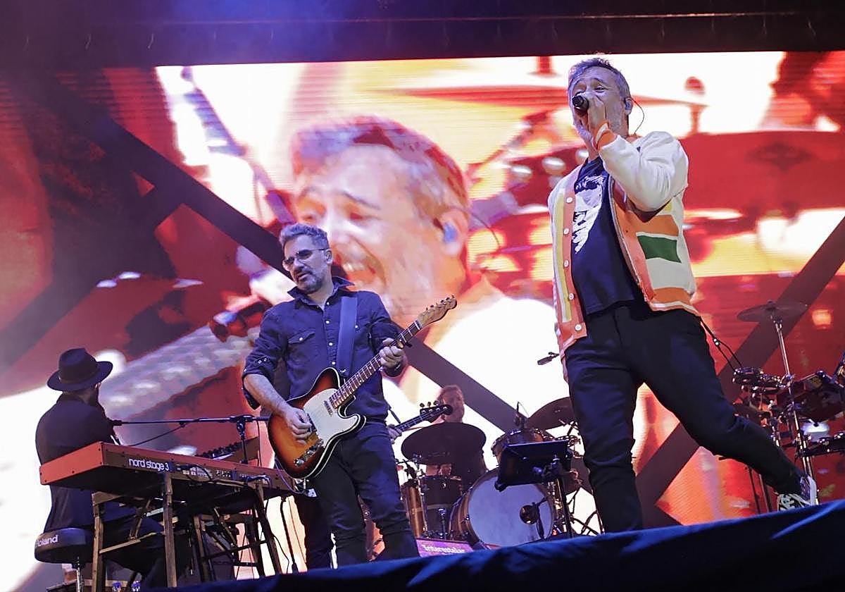 Love of Lesbian durante su actuación en el Interestelar de Sevilla en 2024