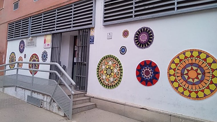 Fachada de entrada del Centro Cívico San Julián, donde tendrá lugar la Conferencia «Edificios Emblemáticos de la Arquitectura Regionalista Sevillana»