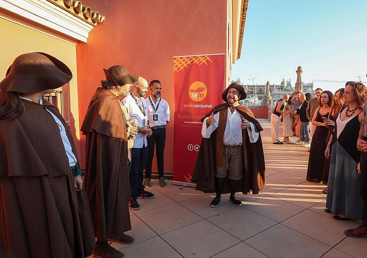 El acto de apertura de la Noche en Blanco 2025 en Cajasol ha contado con una pequeña representación a cargo de unos cómicos de la legua