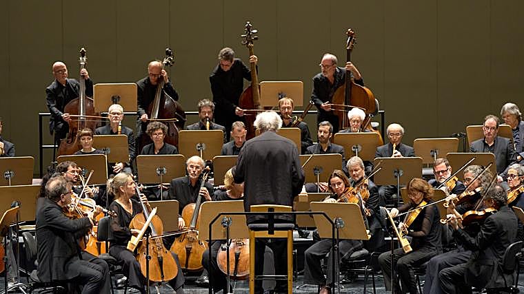 El maestro Philippe Herreweghe dirige a la Orchestre des Champs-Élysées